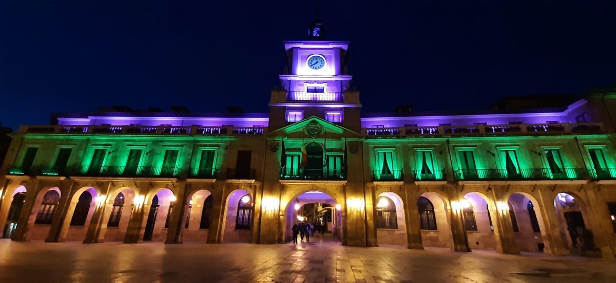 El Ayuntamiento de Oviedo, iluminado, con motivo del Día de las enfermedades raras.