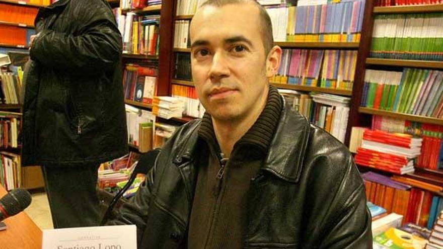 Santiago Lopo co seu libro, "Peaxes".
