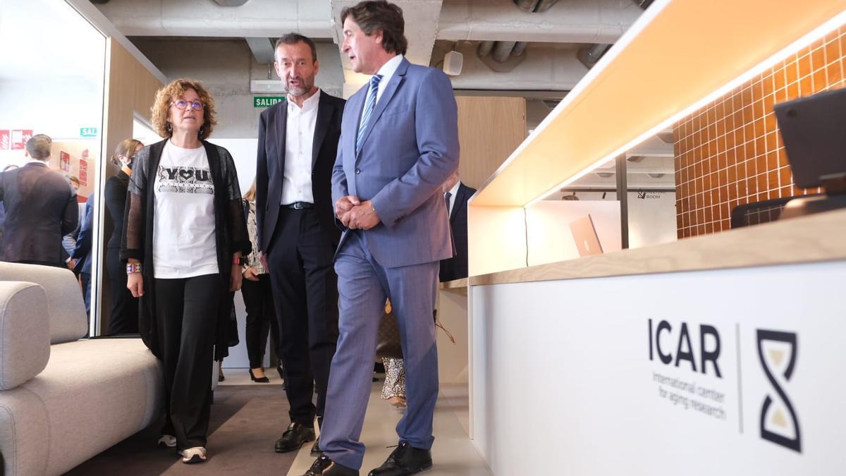 La consellera Josefina Bueno, el alcalde de Elche, Carlos González, y el secretario del Patronato de ICAR, Antonio Gonzálvez, en las oficinas recién estrenadas en el Campus Tecnológico.