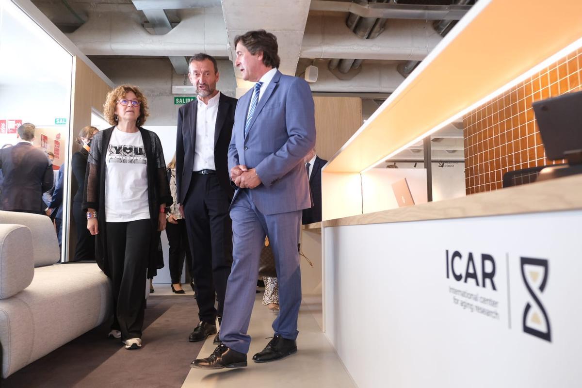 La consellera Josefina Bueno, el alcalde de Elche, Carlos González, y el secretario del Patronato de ICAR, Antonio Gonzálvez, en las oficinas recién estrenadas en el Campus Teconlógico.
