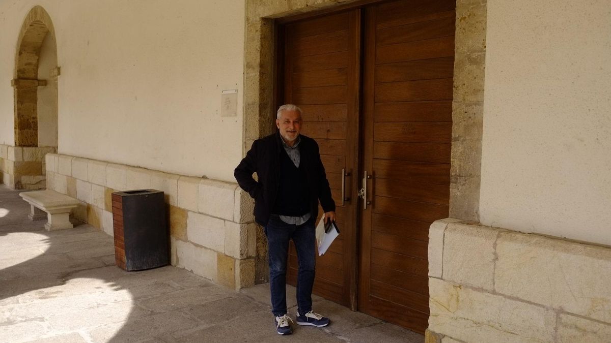 El portavoz de IU, Manuel Burón, a las puertas de la Casa Consistoria de la Plaza Mayor.