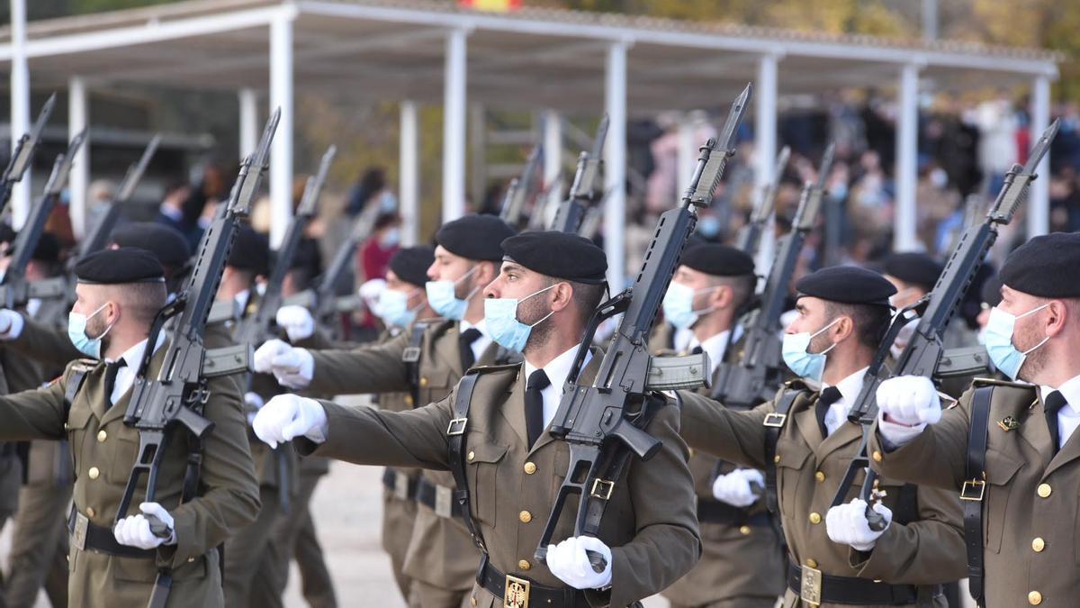 Parada militar en Cerro Muriano en honor a la patrona de la Infantería