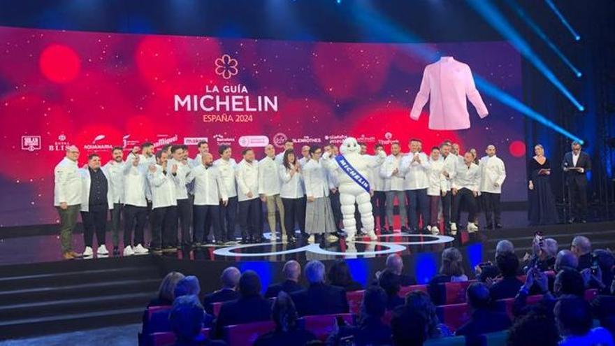 Los ganadores de la primera estrella Michelin, tras recibir su chaquetilla