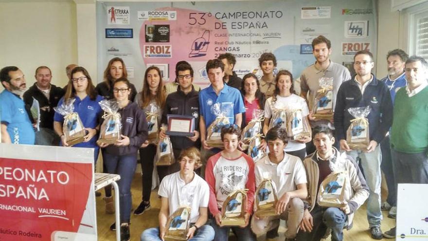 Arriba, la entrega de trofeos en la sede del Náutico Rodeira, en Cangas. A la izq., un momento de una de las mangas de la jornada de ayer. // RCNR