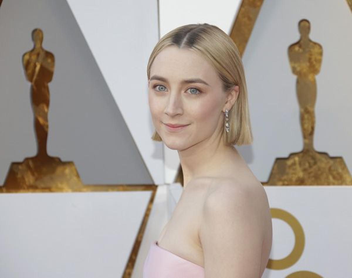 Detalle de la belleza de Saoirse Ronan con vestido de Calvin Klein