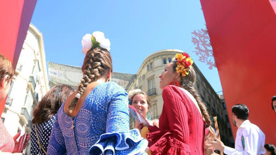 Un grupo de mujeres en la Feria de Málaga.