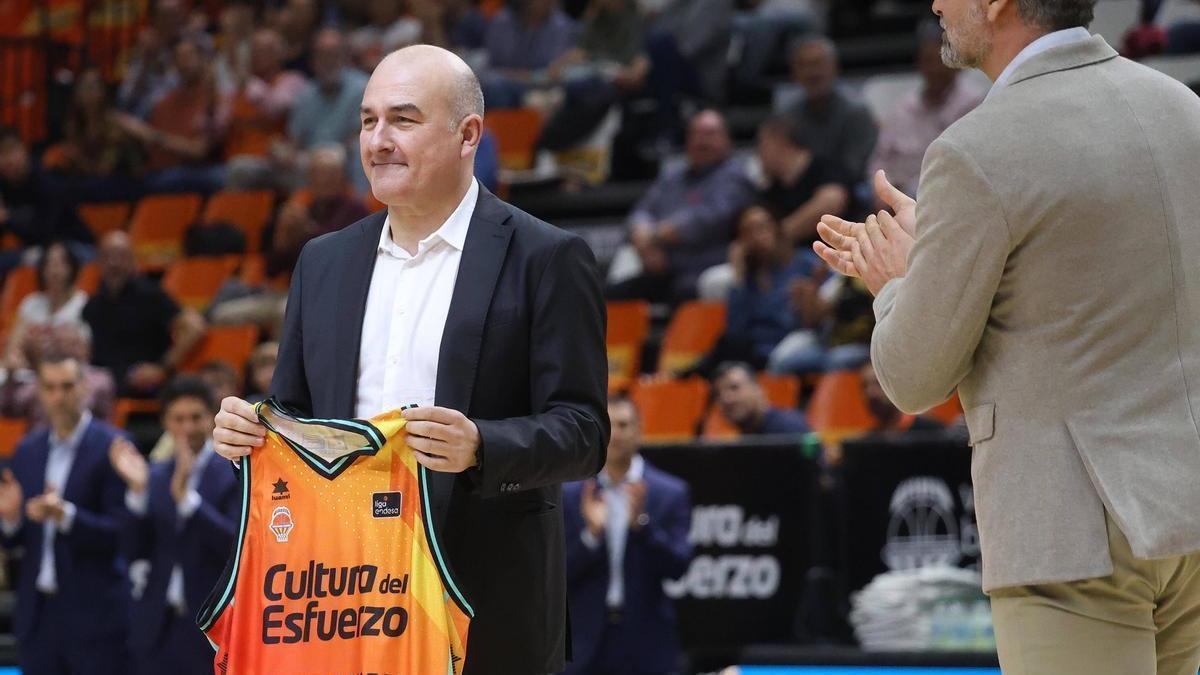 Jaume Ponsarnau, homenajeado en La Fonteta por su pasado en el Valencia Basket
