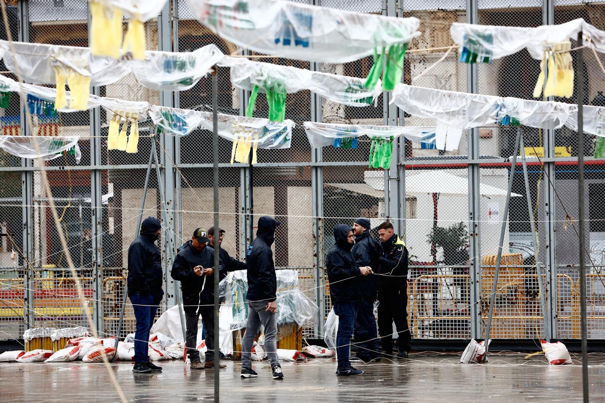 La lluvia obliga a cubrir el montaje de la mascletà de hoy