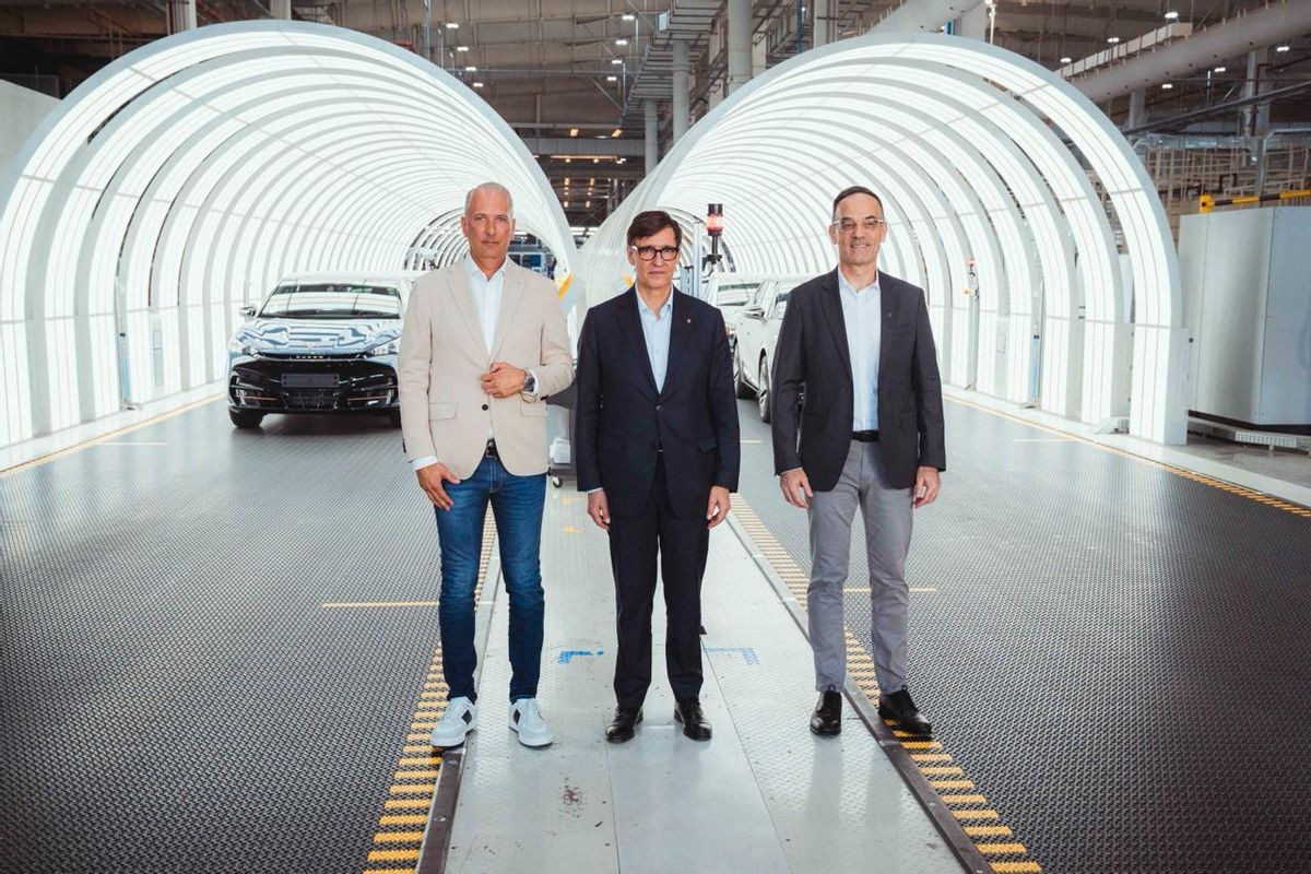 El CEO de Seat y Cupra, Markus Haupt, junto al president Salvador Illa, y el jefe de finanzas, Jürgen Hasenpusch, en la planta de Wolkswagen en Hefei (China).