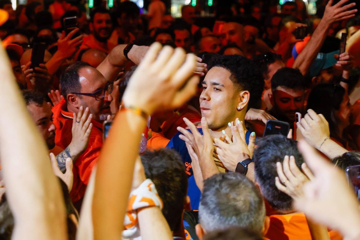 La celebración del Valencia Basket de la Liga Endesa en el Roig Arena, en imágenes