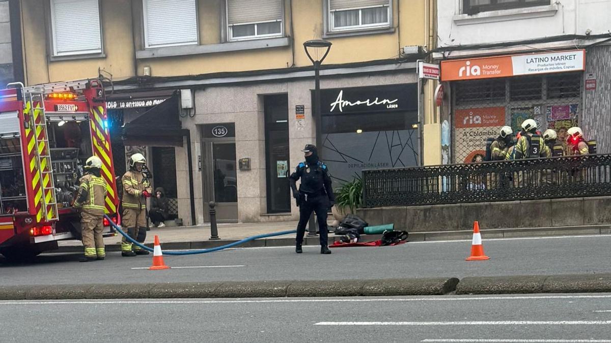Incendio en el 137 de la ronda de Outeiro, en Os Mallos