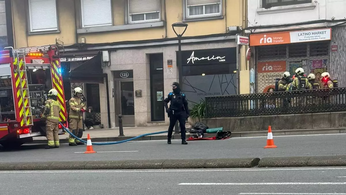 Dos personas trasladadas y una más atendida tras un fuego en una habitación del 137 de la ronda de Outeiro de A Coruña