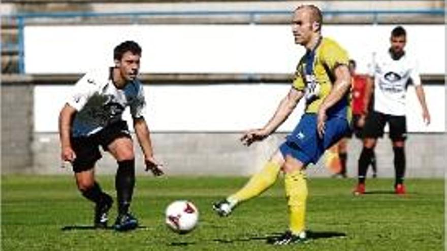 Joan Pons controla la pilota en el partit jugat ahir al Nou Estadi.