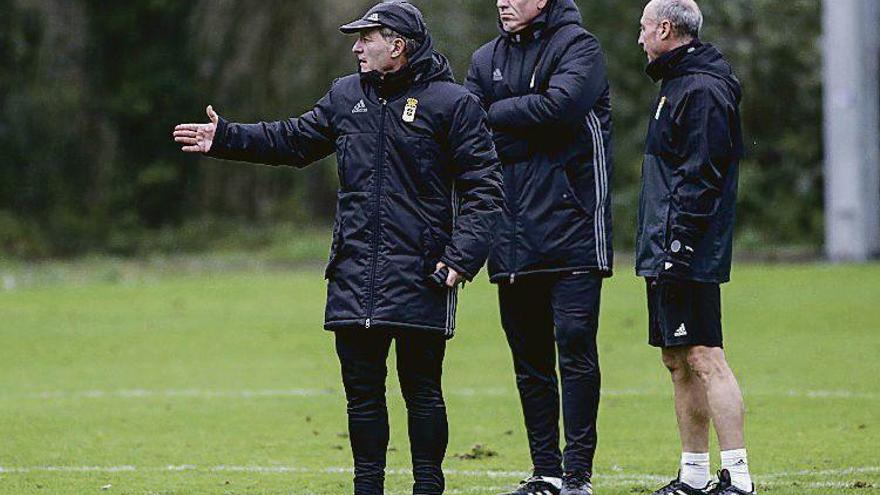 Anquela, a la izquierda, siguiendo el entrenamiento de ayer.