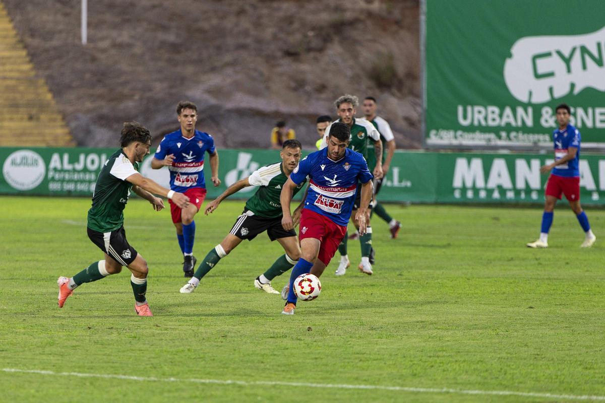 Sarmiento y Clausí presionan a Julio Rodao.