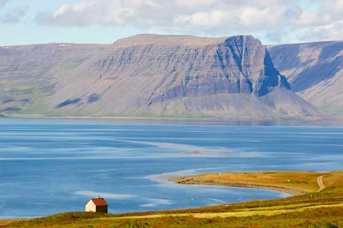 Fiordo Arnarfjordur, en la región de Vestfirdir, en Islandia. Fiordo Arnarfjordur, en la región de Vestfirdir, en Islandia.