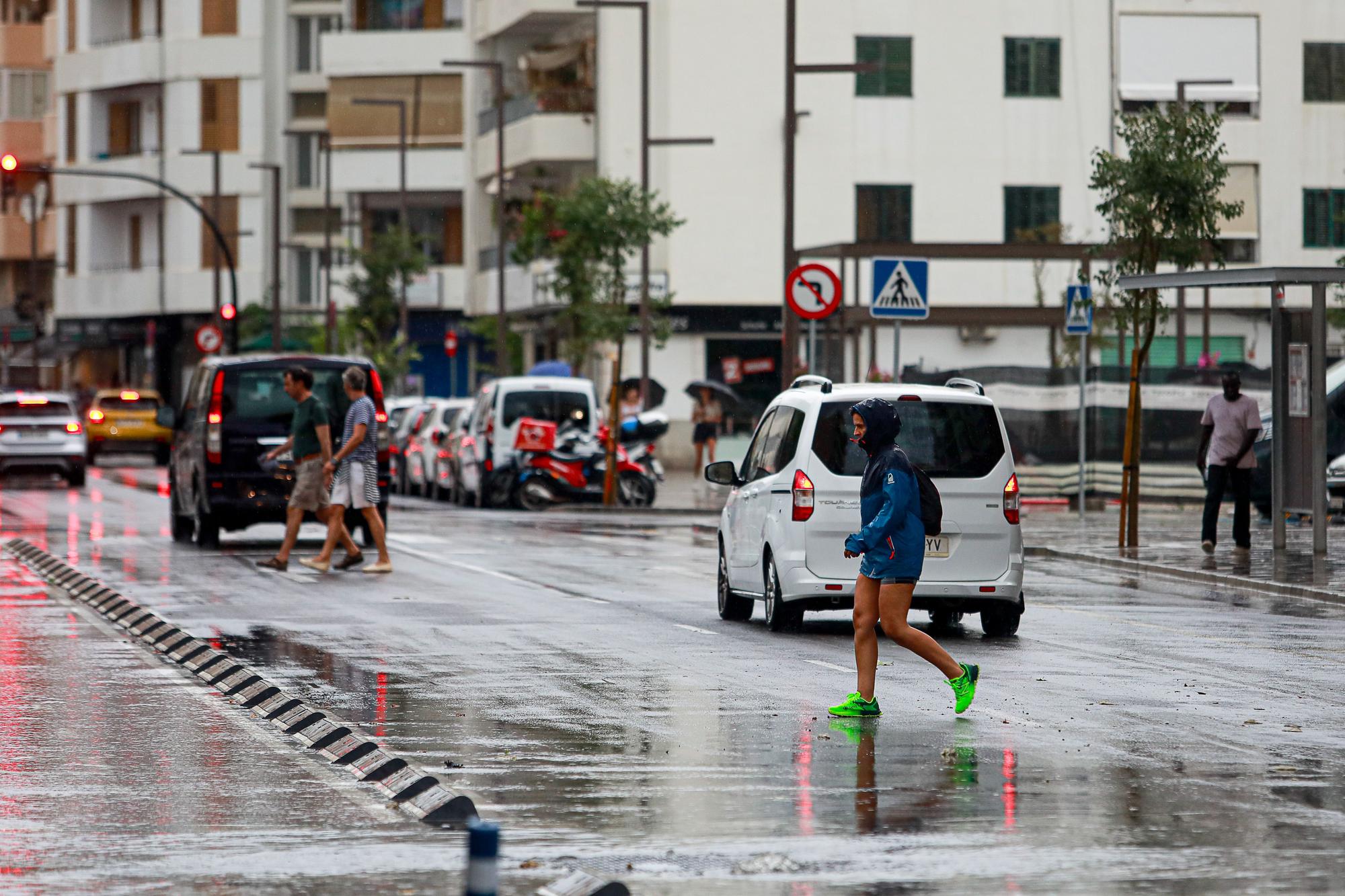 Mira aquí todas las fotos del paso de la borrasca por las calles de Ibiza