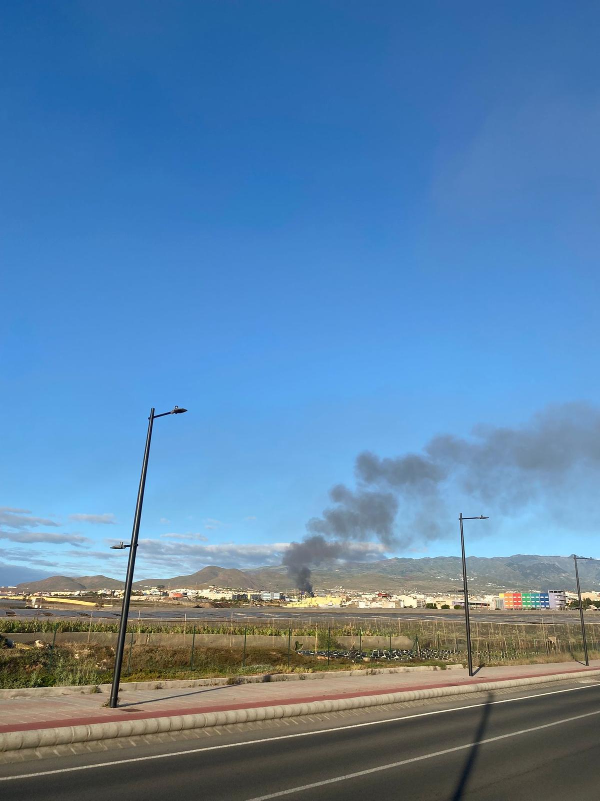 Un incendio en una oficina-contenedor provoca una gran humareda en El Caracol