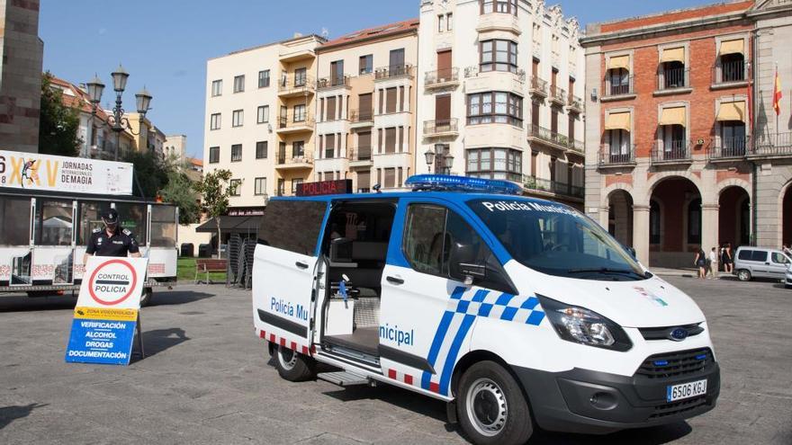 Policía Municipal en la Plaza Mayor.