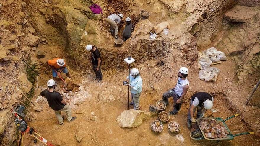 Arqueólogos trabajando en la Sima del Elefante, en Atapuerca, ayer.