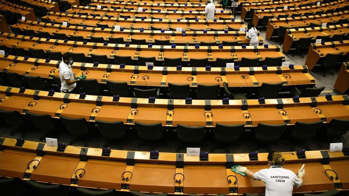 Labores de desinfección en el Parlamento Europeo en Bruselas.