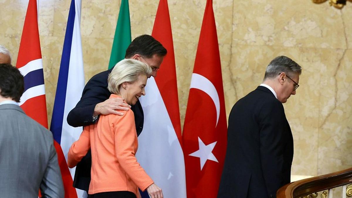 El secretario general de la OTAN, Mark Rutte, con la presidenta de la Comisión Europea, Úrsula von der Leyen, el pasado domingo en la cumbre de Londres. Delante de ellos, el anfitrión, Keir Starmer, primer ministro británico