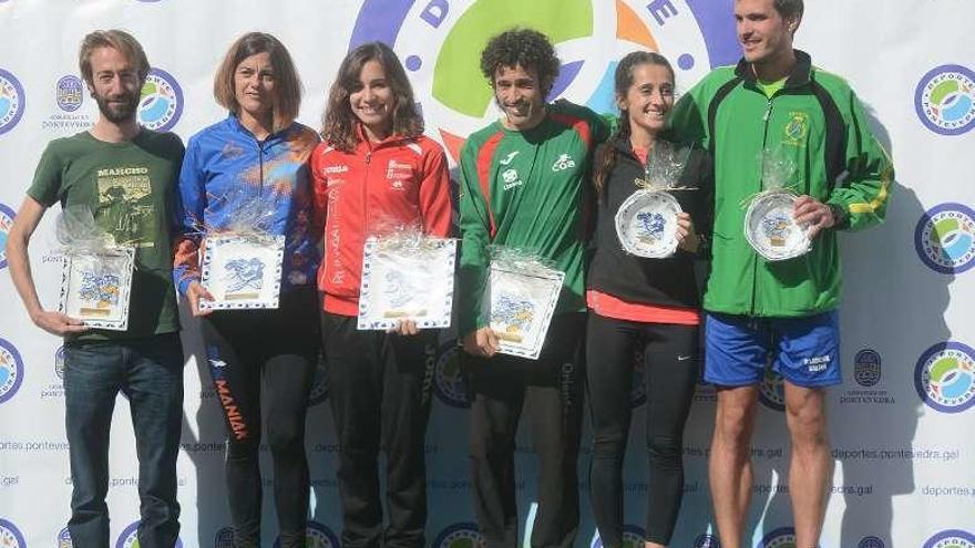 Podio de los ganadores absolutos masculinos y femeninos. // R.V.