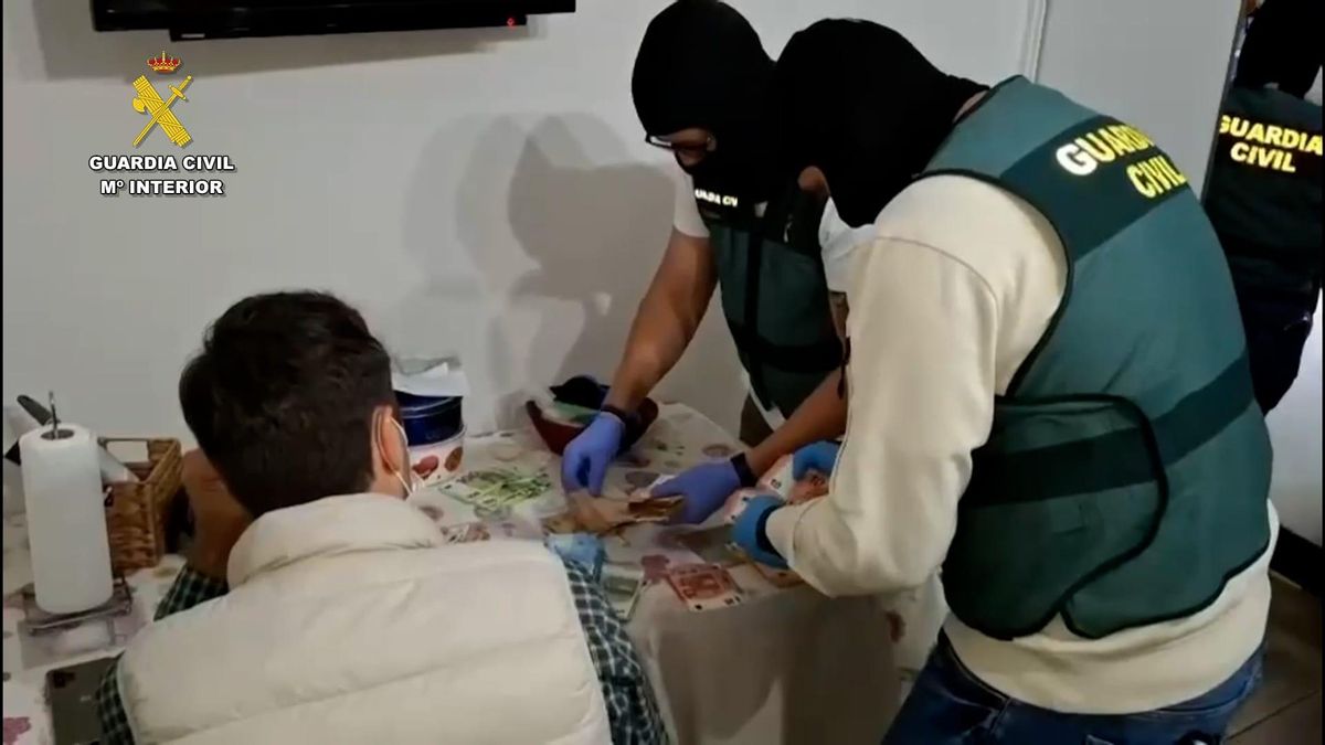 La Guardia Civil recuenta el dinero incautado