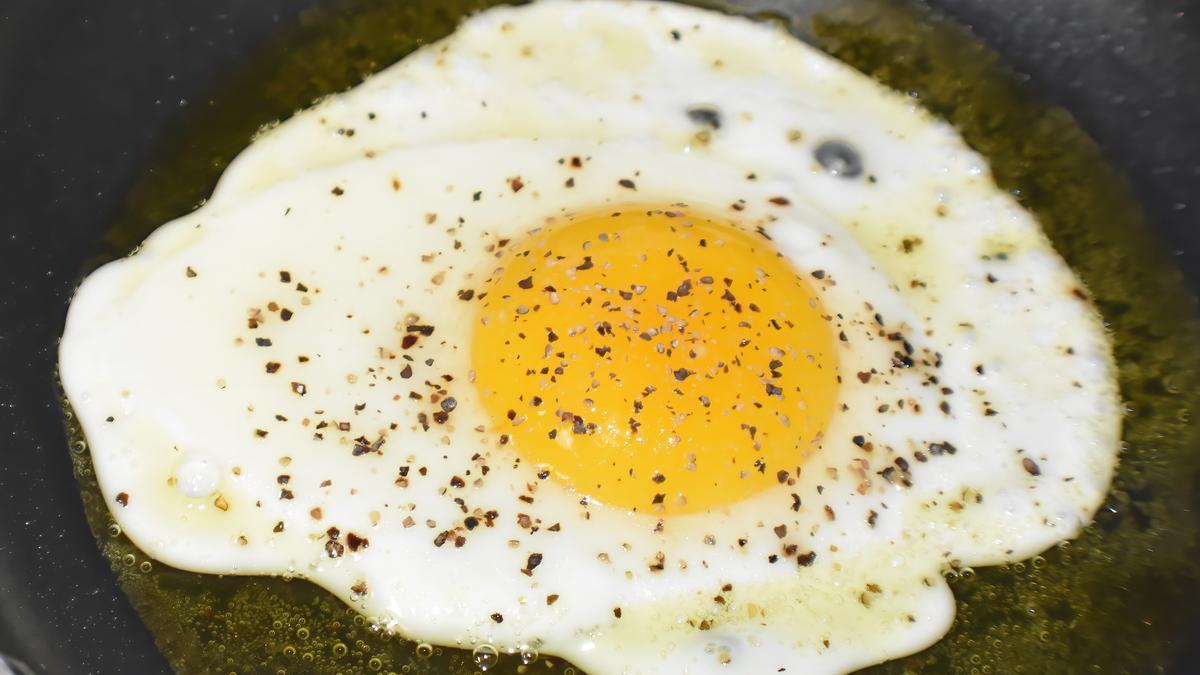 El error que todos cometemos al cocinar huevos y que aumenta el riesgo de salmonelosis