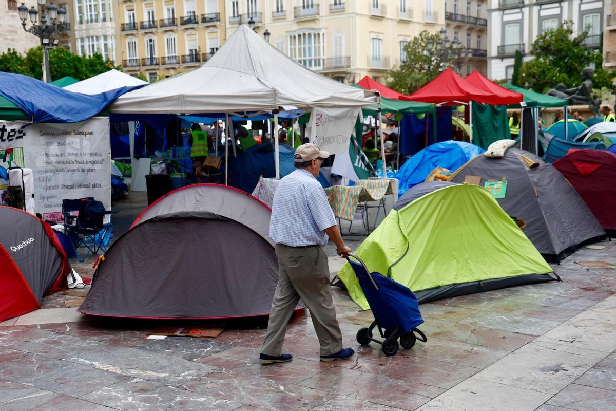 Segundo día de acampada educativa en València: llega la hora de montar el Corpus y acuden furgones de la policía a la plaza de la Virgen