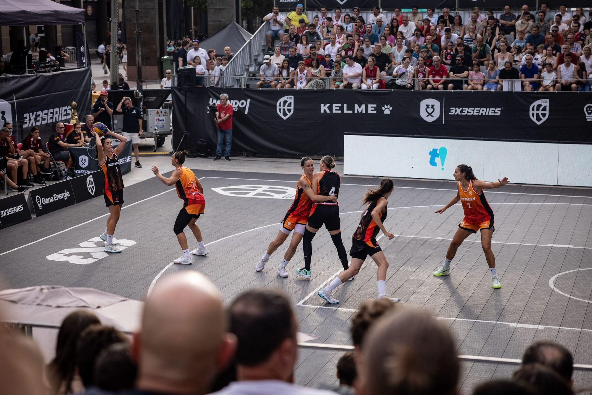 En imágenes | La Plaza del Pilar respira baloncesto con el 3x3