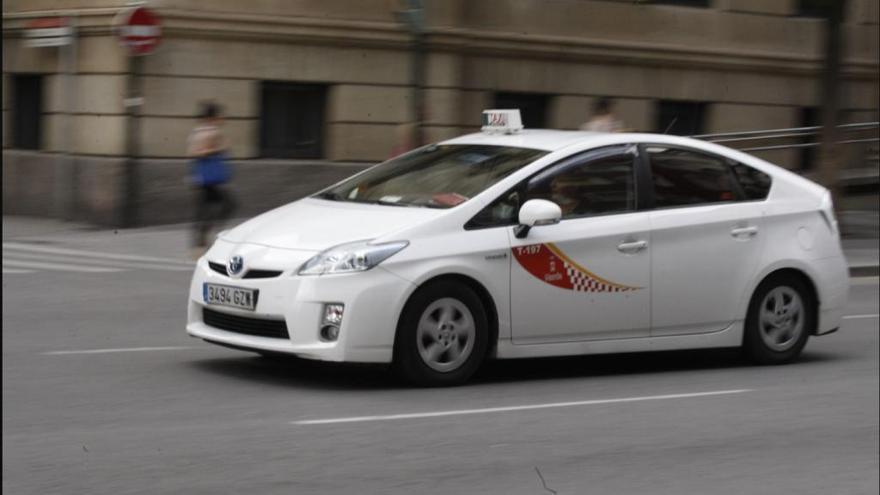 Un taxi circula por Murcia / Juan Caballero