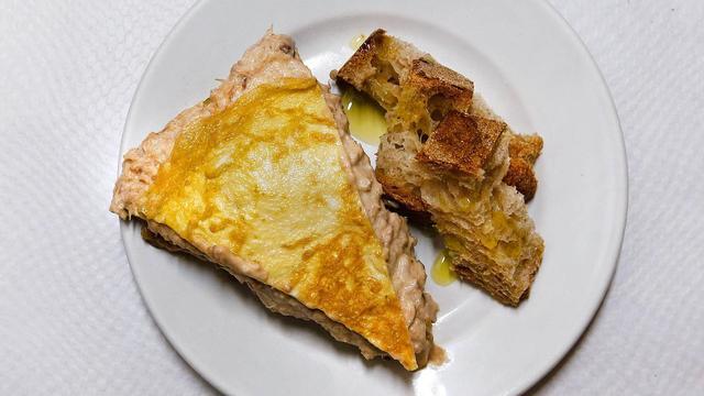 Una tortilla con 'txapela' de Bar El Pollo.