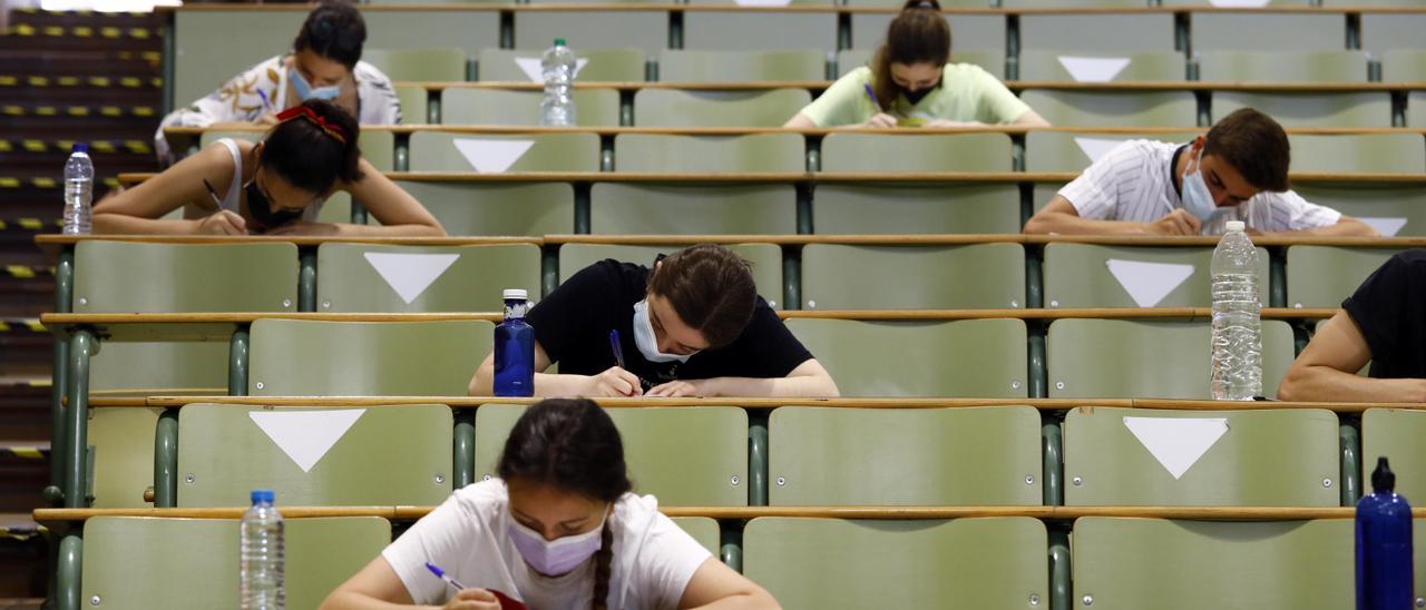 Un grupo de estudiantes, en 2021, durante la prueba de la Evau en la Facultad de Derecho de la Universidad de Zaragoza.