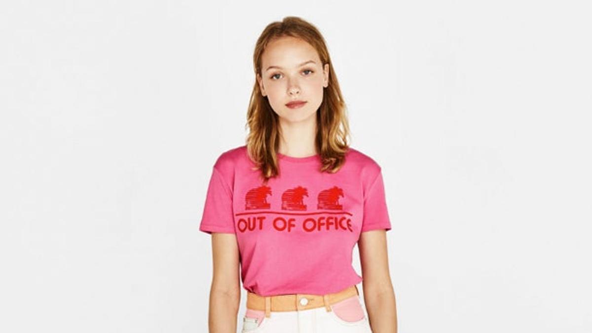 'Out of office' camiseta por 1,99€ de bershka