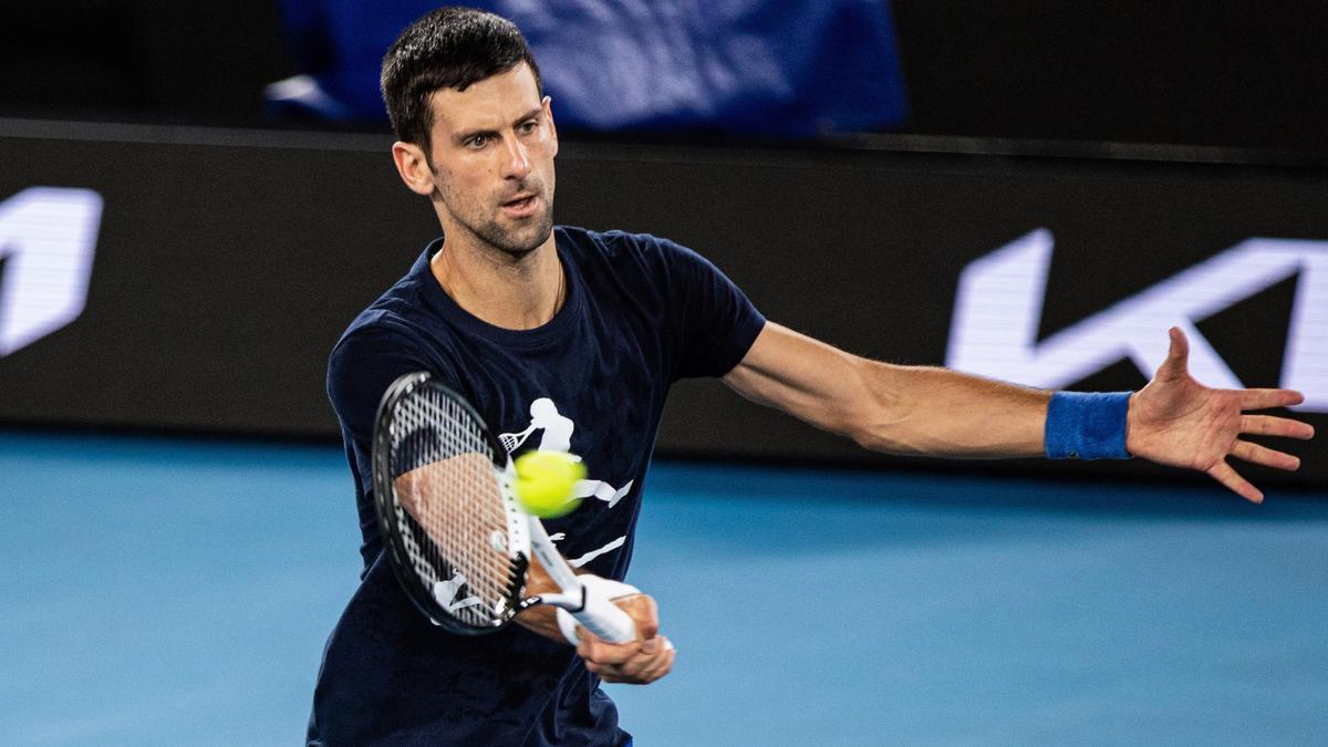 djokNovak Djokovic durante el entrenamiento de hoy, 14 de enero de 2022, antes del torneo de tenis Abierto de Australia en Melbourne.ovic_02.JPG