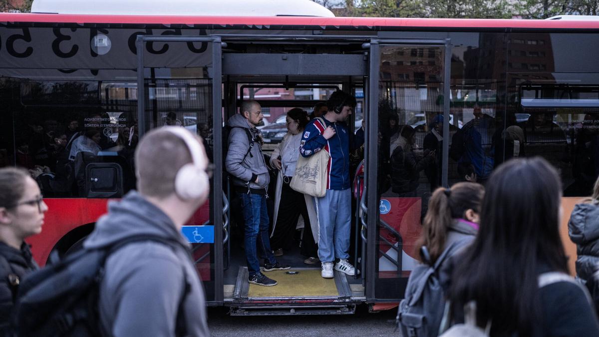 BARBERÀ DEL VALLÈS 20/03/2024 Barcelona. Fotos de las colas que se forman esperando al autobus A1 que atraviesa todo Sabadell y Barberà del Vallès hasta Barcelona. FOTO de ZOWY VOETEN