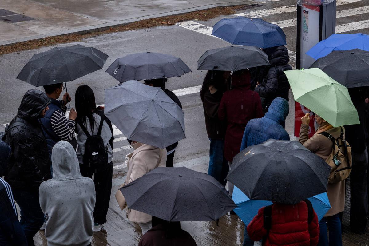Gente con paraguas en Barcelona por temporal de lluvias.