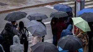Gente con paraguas en Barcelona por temporal de lluvias.