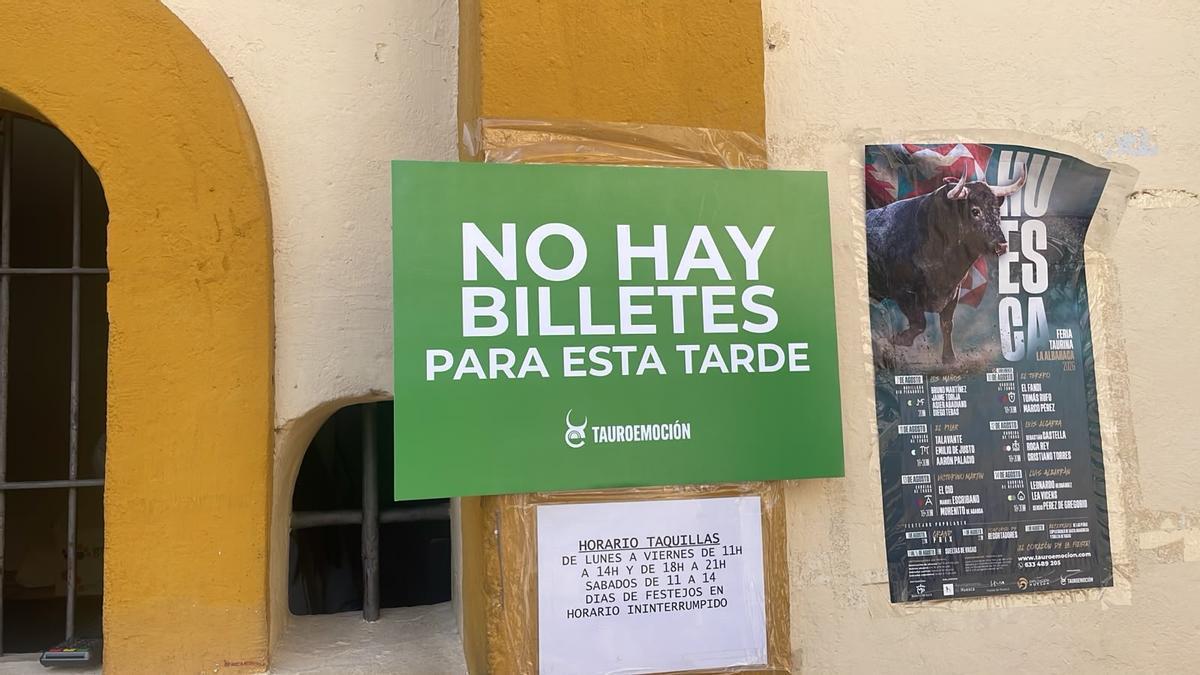 La plaza de toros de Huesca ha colgado este martes el cartel de 'no hay billetes'