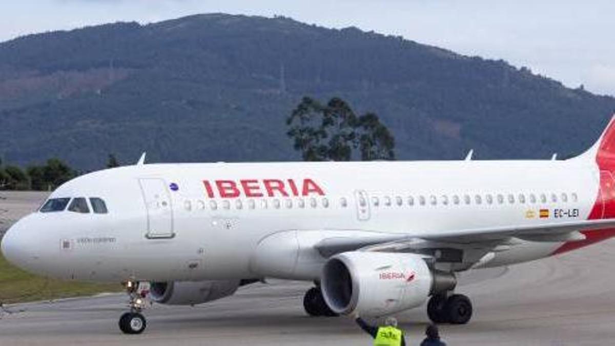 Un avión de Iberia en el aeropuerto de Vigo