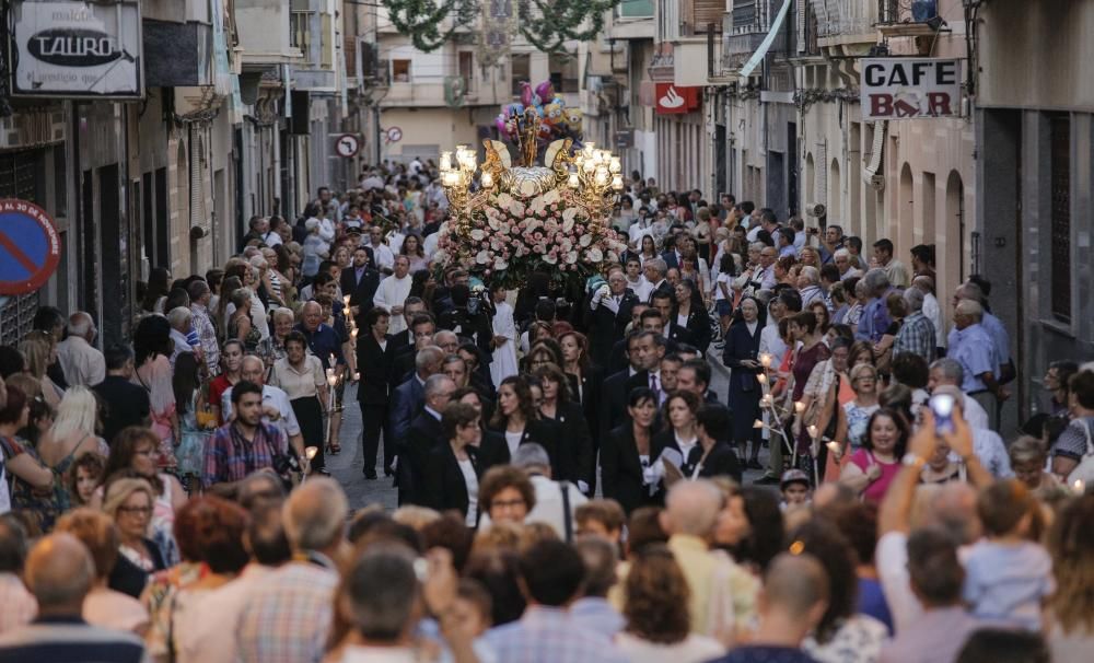 Novelda venera a la Santa en su tradicional procesión