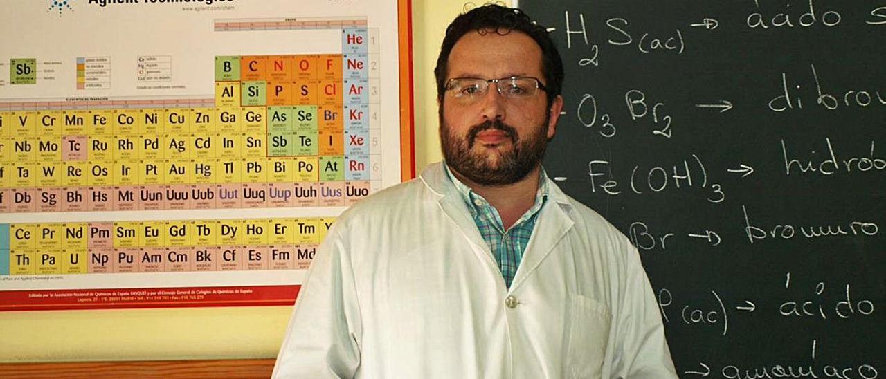 El profesor Sanmartín posa en su aula del Colegio Vila do Arenteiro de O Carballiño.