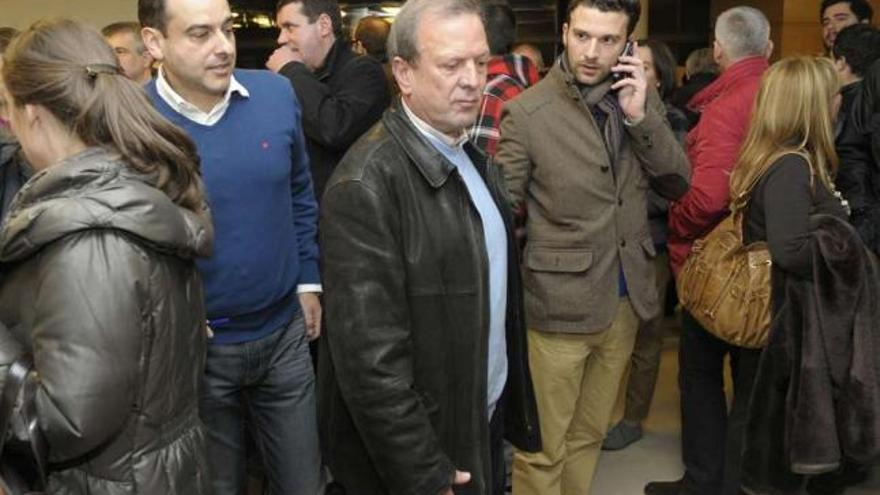 Carlos González-Garcés, en el centro, ayer antes de comenzar la asamblea del PSOE local. / víctor echave