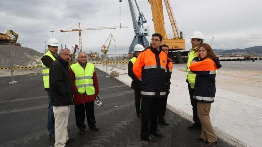 El presidente del Puerto, Ignacio López-Chaves, ayer en su visita a las obras de ampliación.  // R. Grobas