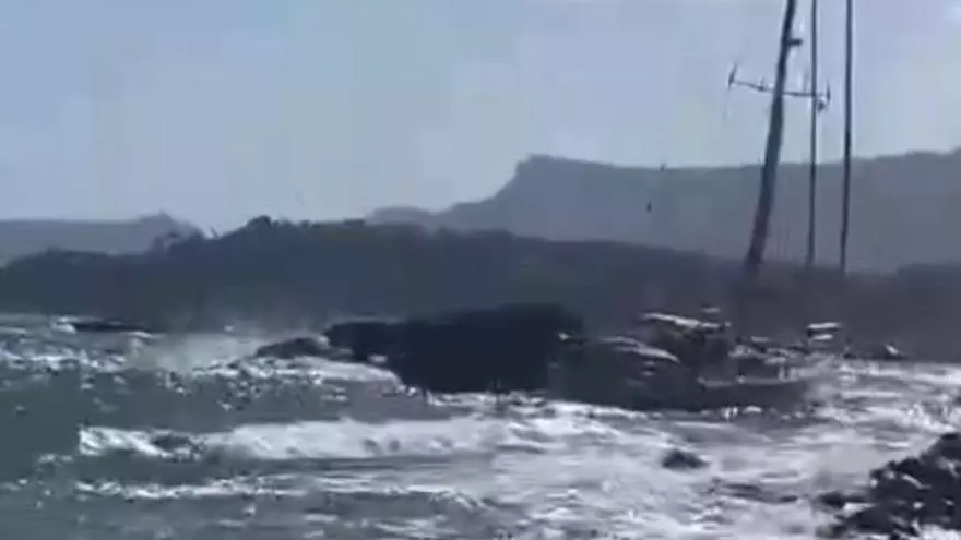 Un velero, zarandeado por el temporal y a punto de encallar en Moraira