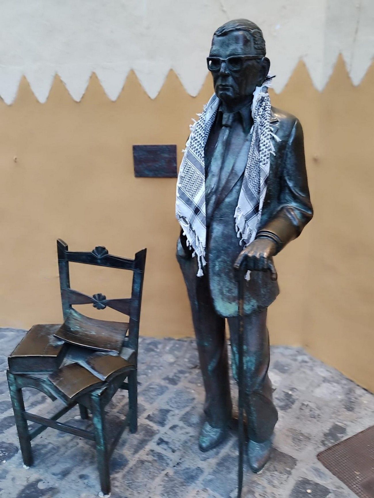 Las esculturas de Las Palmas de Gran Canaria amanecen ataviadas con pañuelos palestinos