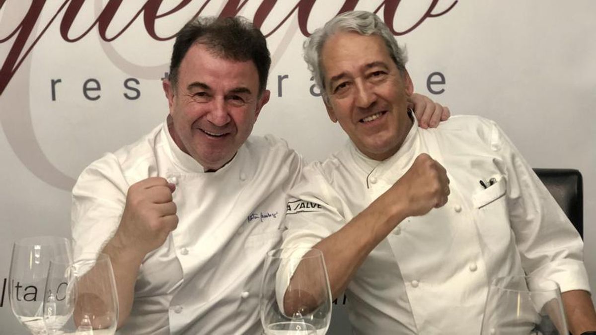 En Oquendo. Berasategui y Pablo Medrano con la plantilla del restaurante cacereño.