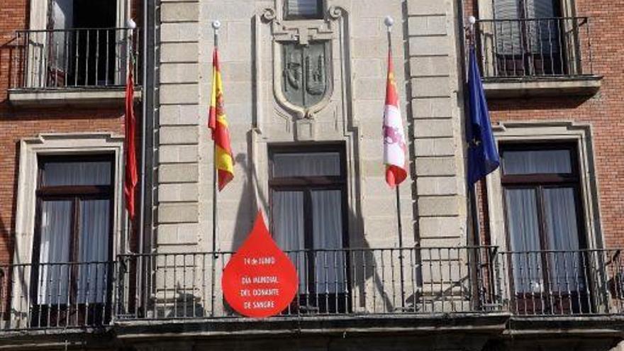 Gota de sangre colocada en la fachada del Ayuntamiento