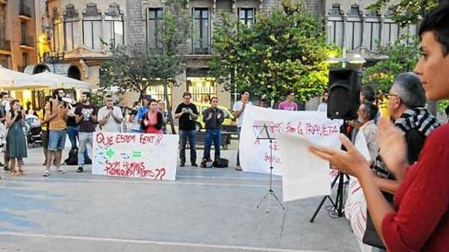 Participants en la concentració van exhibir pancartes de suport